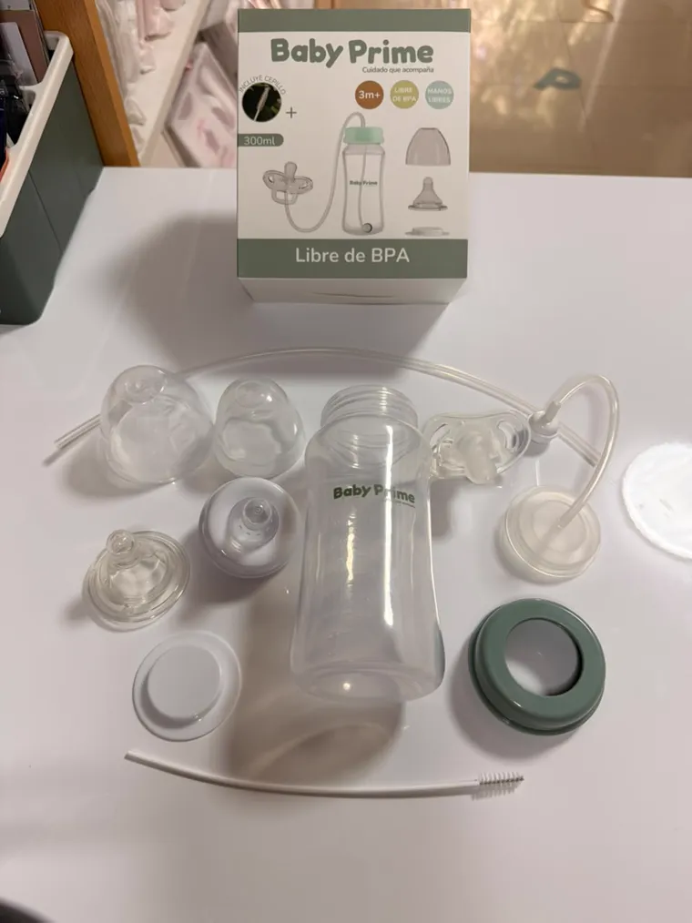 Las piezas del biberón junto a la caja